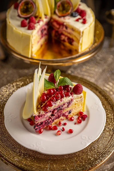 초컬릿 장식된 맛있는 초록빛 케이크 — 스톡 사진