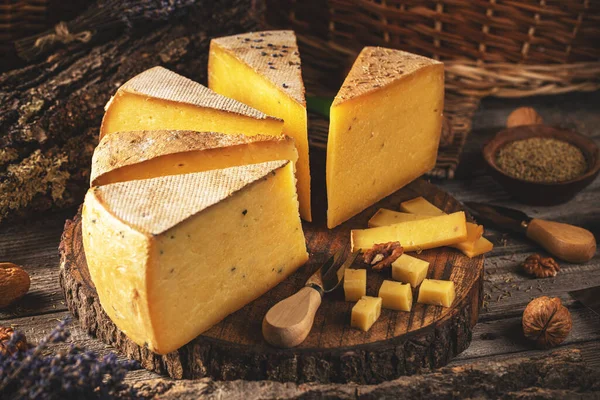 木の背景にセミハード熟成チーズの様々なタイプのまだ生活 — ストック写真