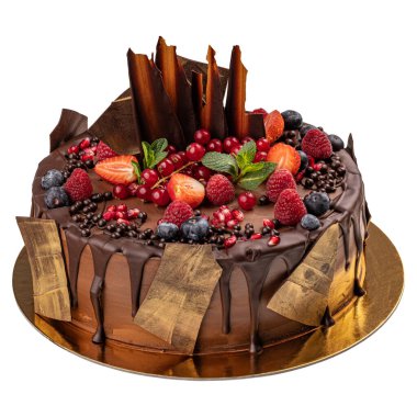 Buzlu çikolatalı pasta ve arka planda izole edilmiş taze yaz meyvesi.