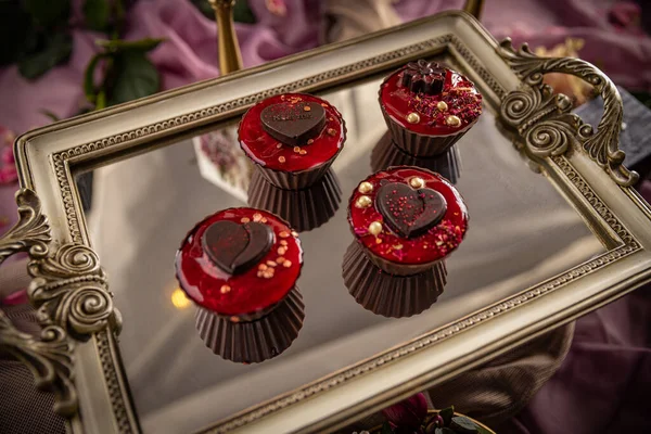 Φανταχτερή Πραλίνα Σοκολάτας Σχήμα Cupcake Γέμιση Κρέμα Κεράσι — Φωτογραφία Αρχείου