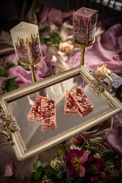 Zelfgemaakte Chocoladerepen Met Gevriesdroogde Vruchten Witte Chocolade Parels — Stockfoto