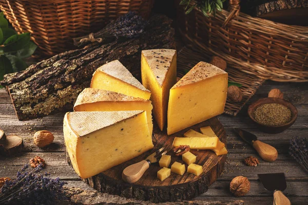 木の板に自家製熟成チーズの様々な風味のセット 静物画 — ストック写真