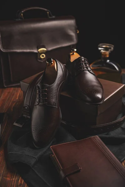 Bir Çift Kahverengi Deri Ayakkabı Bavul Günlük — Stok fotoğraf