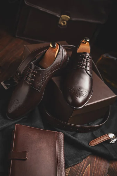 エレガントな靴のペアと茶色の革の日記は まだ人生 — ストック写真