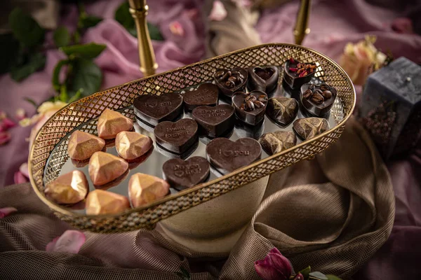 Різні Шоколадні Праліни Вишуканому Підносі Дня Святого Валентина — стокове фото