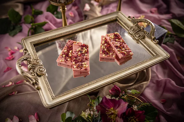 Házi Csokoládé Szeletek Liofilizált Gyümölcsökkel Fehér Csokoládé Gyöngyökkel Csendélet — Stock Fotó