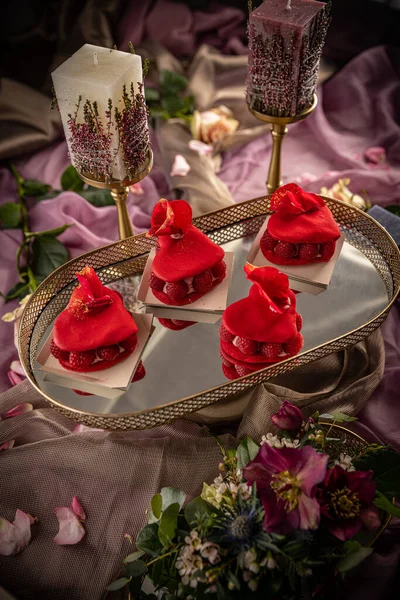Ciasto Makaronowe Kształcie Serca Różą Liczi Malinami — Zdjęcie stockowe