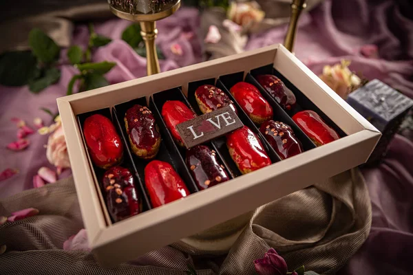 Tradycyjny Francuski Deser Piękne Eklerki Lukrem Walentynki — Zdjęcie stockowe
