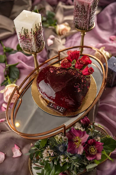 情人节或结婚蛋糕仍然是生活的概念 现代慕斯蛋糕 红色镜子釉面 心形装饰有念珠 — 图库照片