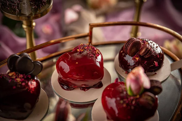 Nahaufnahme Von Mousse Dessert Form Eines Rot Glasierten Herzens Zum Stockfoto