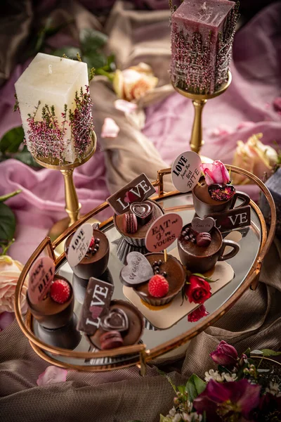 Sevgililer Günü Için Küçük Çikolata Kaseleri Bardaklarda Süslü Köpükler — Stok fotoğraf