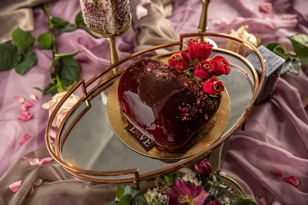 Ciasto Kształcie Serca Czerwonym Lustrem Glazury Wzrosła Górze Jako Dekoracji — Zdjęcie stockowe