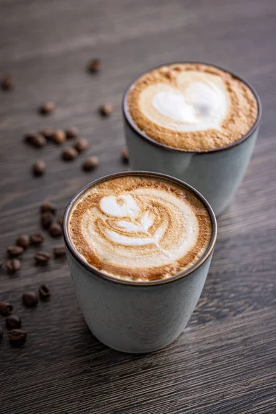 Twee Kopjes Koffie Latte Kunst Het Houten Bureau — Stockfoto