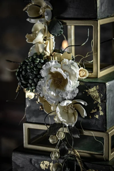 Detail Der Dunkelgrün Getönten Quadratischen Hochzeitstorte Blumendekor Luxus Stil Nahaufnahme — Stockfoto
