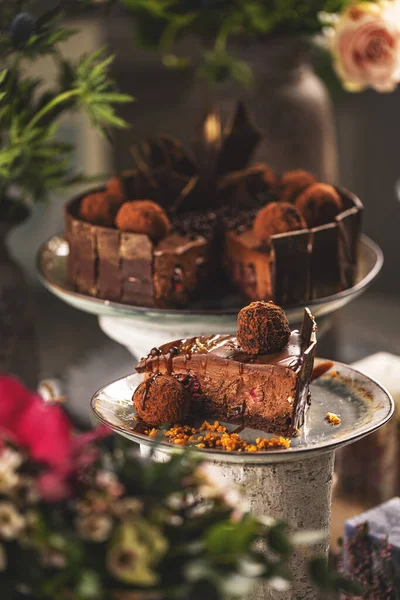 Bir dilim çikolatalı mus keki kirazla süslenmiş, hayat dolu.