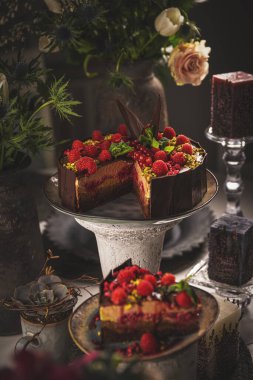 Erimiş çikolatalı, ahududulu lezzetli kremalı pasta.