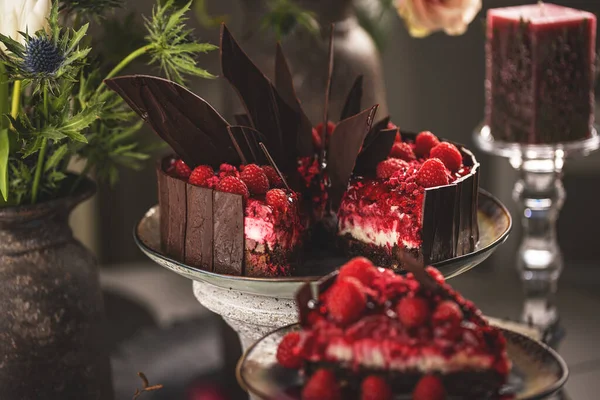 Finom Csokoládé Torta Málnával Díszített Csokoládé Szilánkok Stock Kép