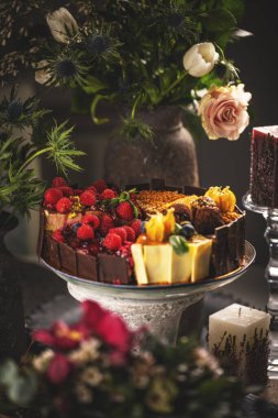 Çeşitli pastalardan farklı dilimler, kek standında tek bir turta yapmak, natürmort hayat.