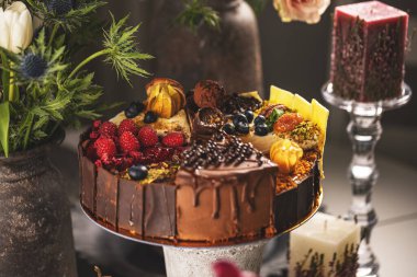 Farklı pasta dilimleri, bütün bir pasta, durgun yaşam kompozisyonu.