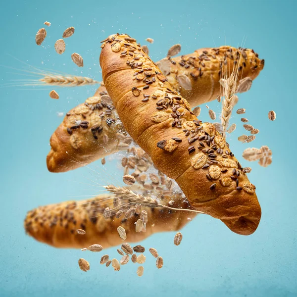Nybakade Rullar Flyger Luften Kreativ Frukost Mat Koncept — Stockfoto