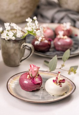 Parlak kırmızı ve beyaz jöleli güzel pastalar. Tasarım hamur tatlısı kavramları