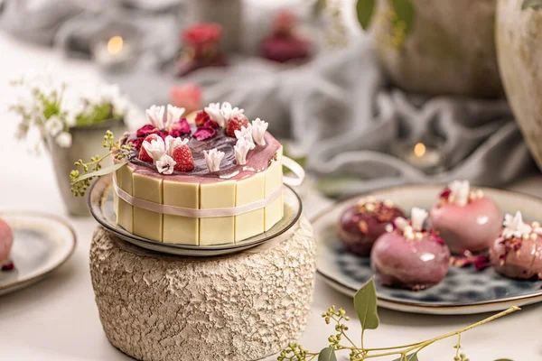 Martwa Natura Luksusowego Stołu Deserowego Małe Okrągłe Ciasto Ciasto Musujące — Zdjęcie stockowe