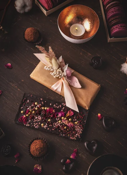 Barra Chocolate Hecha Mano Con Rosa Perlas Sobre Fondo Oscuro —  Fotos de Stock