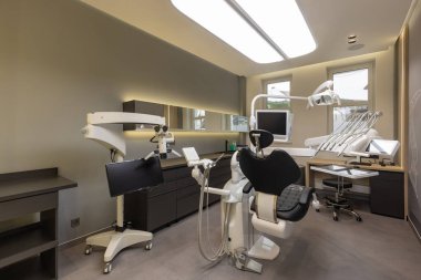 Sandalye ile yeni modern diş kliniği ofis Iç