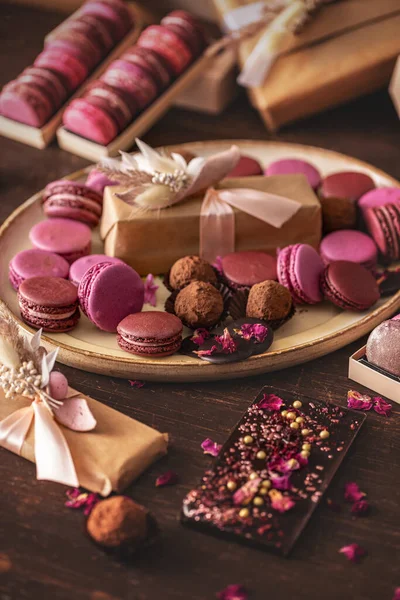 Różowe Ciastka Makaronowe Mały Francuski Deser Asortyment Wyrobów Cukierniczych — Zdjęcie stockowe