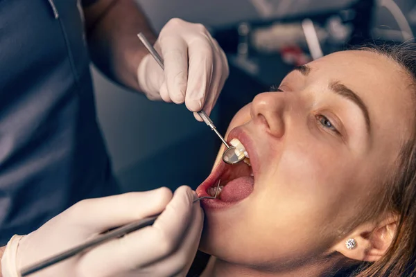 Jonge Vrouwelijke Patiënt Zit Stoel Tandheelkundige Kantoor — Stockfoto