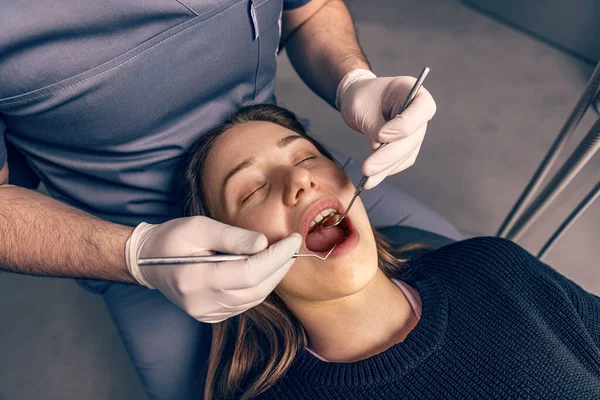 Mannelijke Tandarts Werkt Tandheelkundige Kliniek Met Vrouwelijke Patiënt Tandartsstoel — Stockfoto