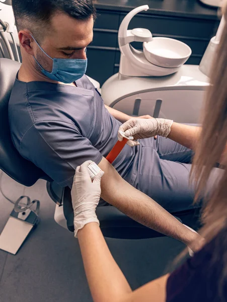 Verpleegster Brengt Een Tourniquet Aan Een Patiëntenarm Voordat Bloed Wordt — Stockfoto