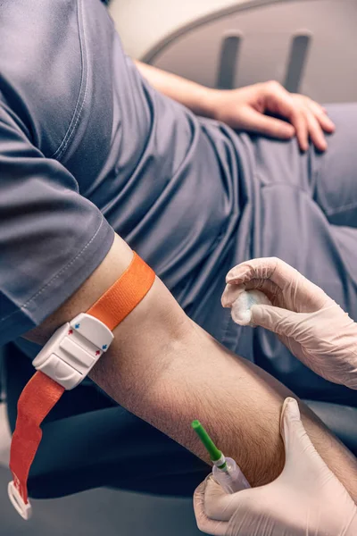 Медсестра Знезаражує Чоловічу Руку Перед Аналізом Крові — стокове фото