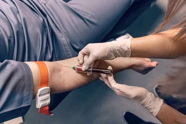 Enfermera Tomando Una Muestra Sangre Vena Del Brazo Con Vacutainer —  Fotos de Stock