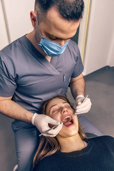 Stomatologie Gezondheidszorg Concept Mannelijke Tandarts Met Spiegel Controleren Patiënt Meisje — Stockfoto