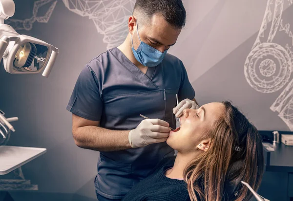 Joven Dentista Trabajando Con Paciente Femenina Hospital Moderno Fotos De Stock Sin Royalties Gratis