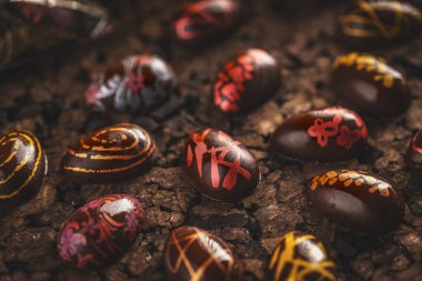 Paskalya çikolatalı yumurtalar farklı desenli, Paskalya tatili için ev yapımı çikolatalar.