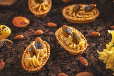 Paskalya çikolatalı yumurtalarıyla süslenmiş badem kremalı kurabiye. Tatlı ve lezzetli bademli pasta.