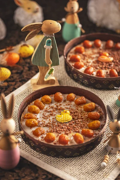 Köstlicher Karottenkuchen Mit Sahne Und Kleinen Karotten — Stockfoto