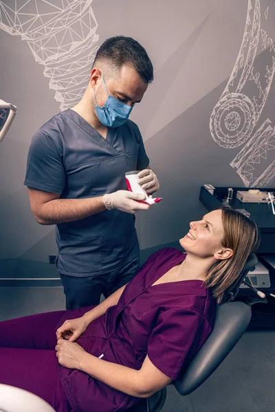 Tandarts Selecteren Patiënten Tanden Kleur Met Digitale Schaduw Gids Tanden — Stockfoto
