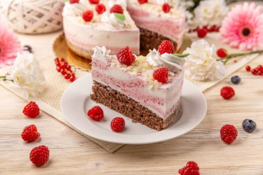 Bir parça ahududulu yoğurtlu kek. Beyaz tabakta pasta dilimi