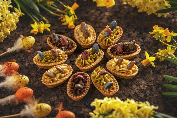Tartaletas Pascua Con Diferentes Relleno Crema Fondo Naturaleza Muerta Pascua —  Fotos de Stock