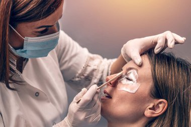 Lokal anestezi kozmetik dermatolojide başarılı müdahalelerin merkezi bir bileşenidir.