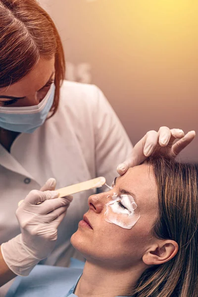 Lokal anestezi ağrısız yaşlanma önleyici göz tedavisine olanak sağlar.