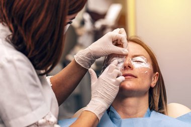 Lokal anestezi birçok dermatolojik işlemde acıyı en aza indirmek için kullanılır. 