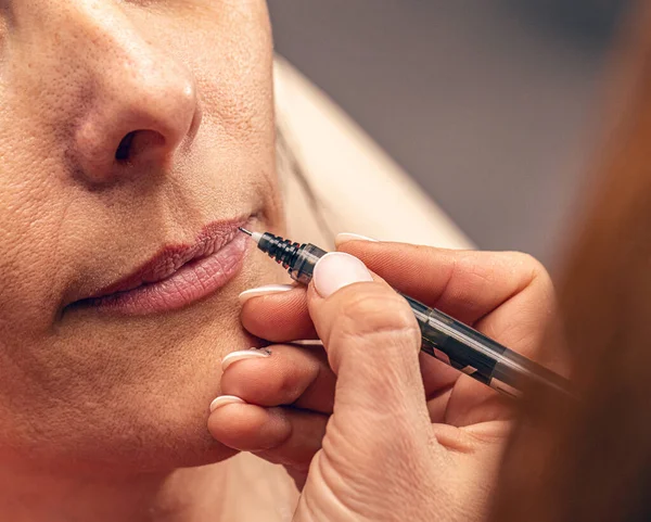 Kosmetyk Rysujący Linie Ustach Kobiety Przed Wstrzyknięciem Kwasu Hialuronowego — Zdjęcie stockowe