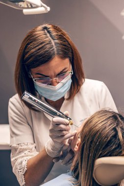 Plazma fibroblast tekniğiyle gözler için cerrahi olmayan kozmetik prosedürler