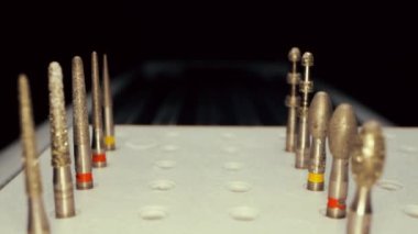 Diş tedavisi için çeşitli elmas matkapları ve depolama kutusunda tedavi