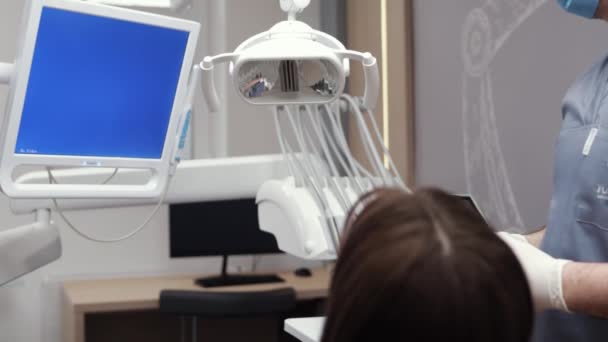 Patient Dans Une Clinique Stomatologie Avec Dentiste Masculin Concept Dents — Video