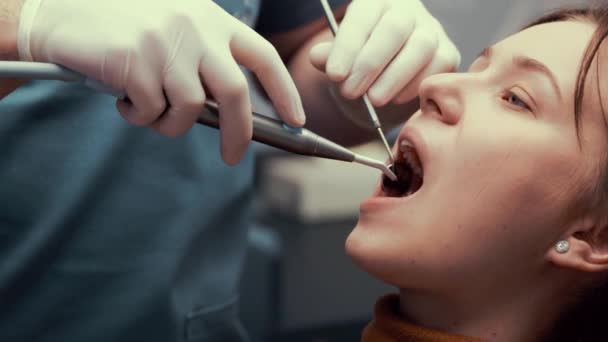 Dişçi Muayenehanesindeki Hasta Diş Hekimliğinde Sandalyede Oturan Genç Bir Kadın — Stok video